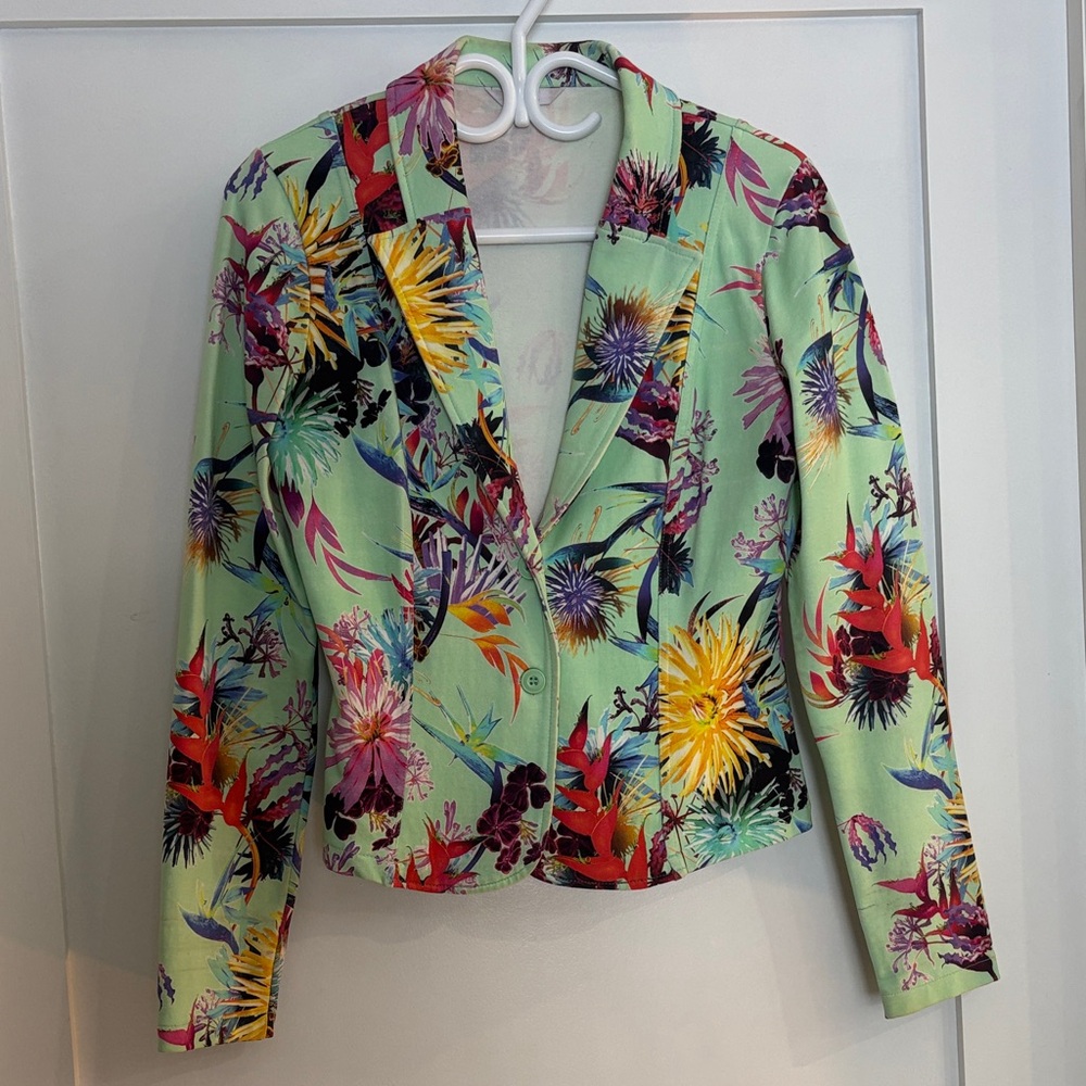 Tailored Floral Blazer with Vibrant Colors and stretch